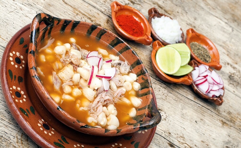 Mexicanos prefieren pozole y cerveza en fiestas patrias