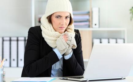 Cómo la baja temperatura en la oficina afecta la productividad de las mujeres