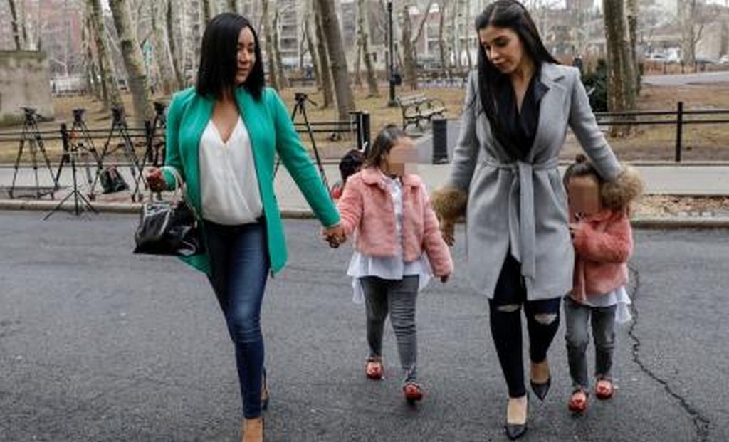Emma Coronel, esposa de Joaquín Guzmán Loera, acompañada de las hijas de El Chapo, acudió a la audiencia en la Corte Federal de Nueva York donde se sigue el proceso en contra del narcotraficante. (BRENDAN MCDERMID. REUTERS)