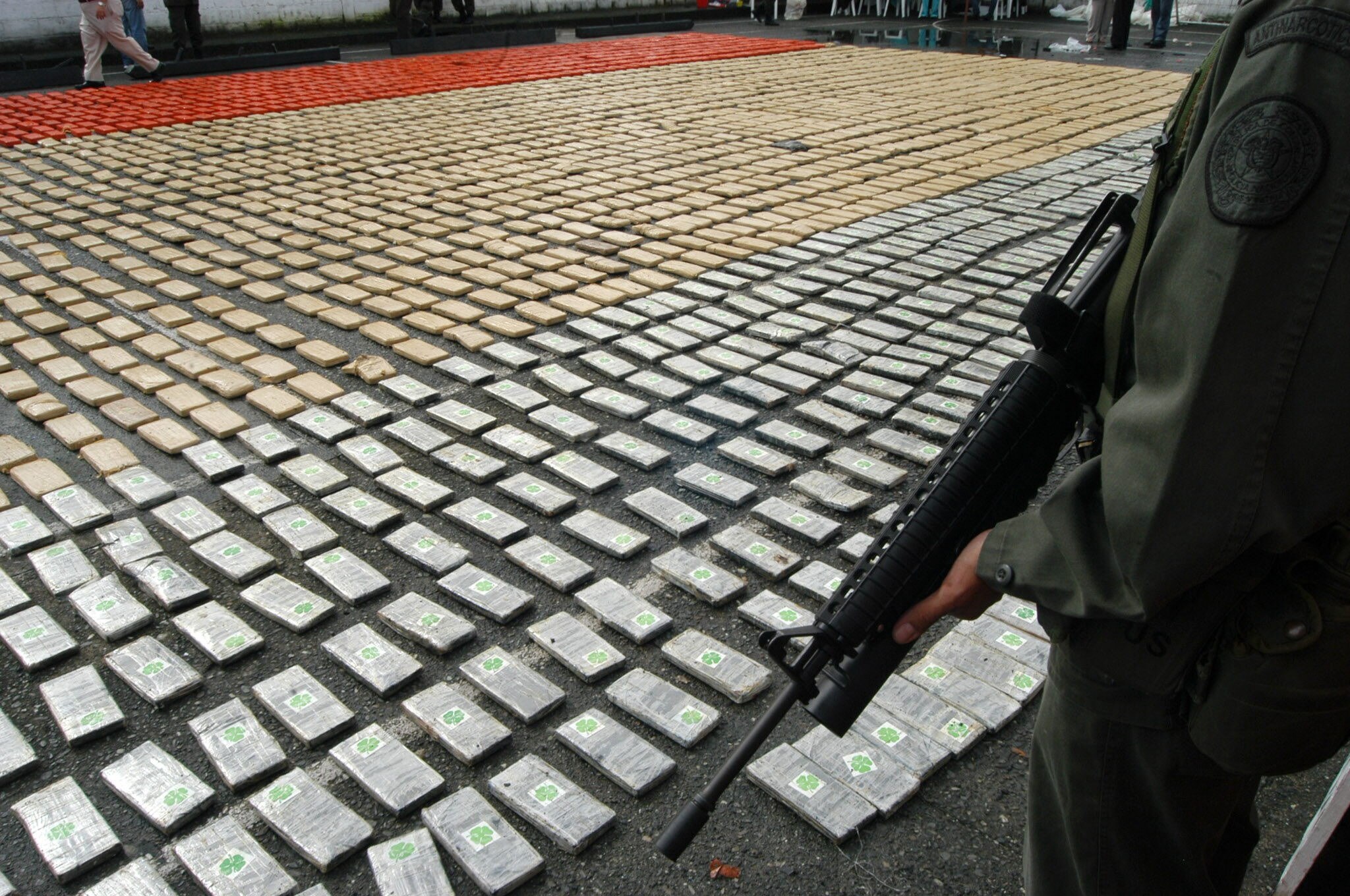 Oficiales de la Armada de Colombia custodian un cargamento de cocaína decomisado a finales de noviembre anterior en el Océano Pacífico (MINISTERIO DE DEFENSA NACIONAL DE COLOMBIA)
