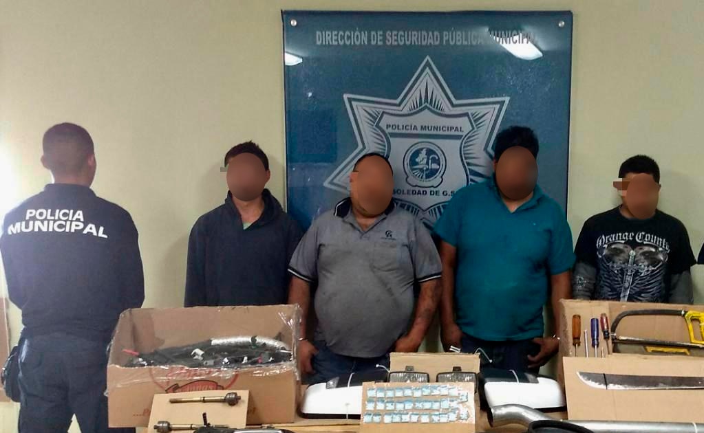 Aseguran a cuatro con autopartes robadas y droga