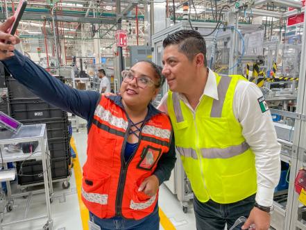 Gallardo realiza la primera entrega de mil 500 becas alimentarias para trabajadores de SLP