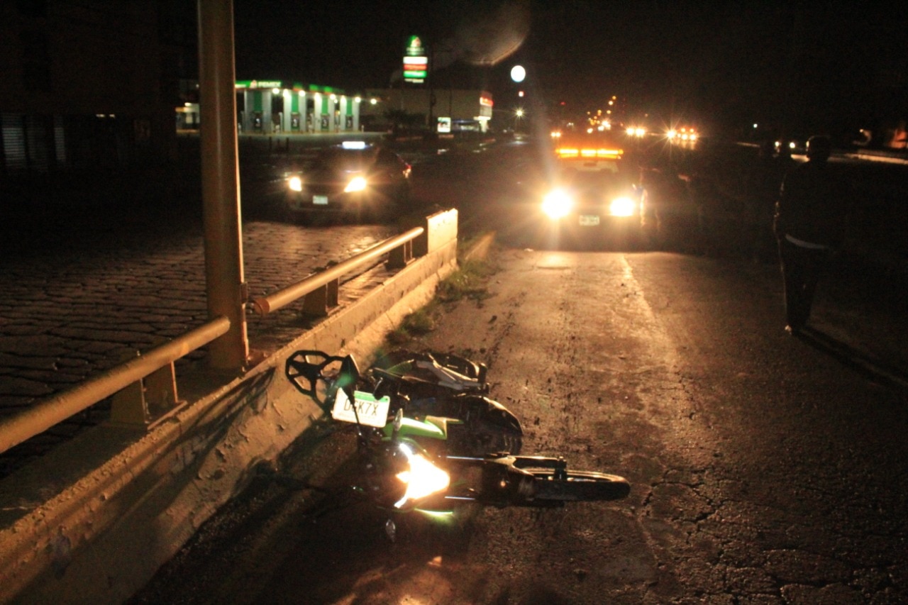 Conductor arrolla a motociclista en Carretera Matehuala