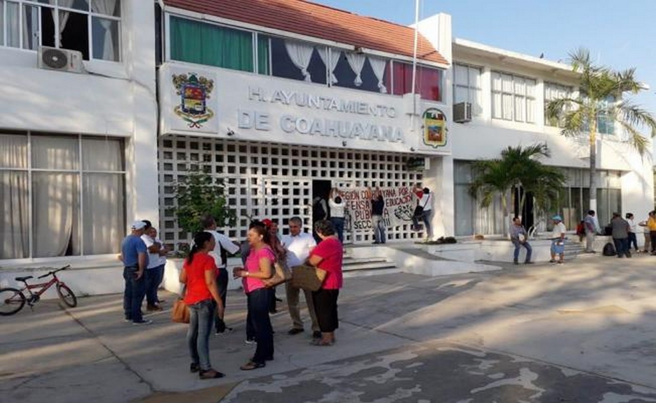  CNTE toma alcaldía en Michoacán