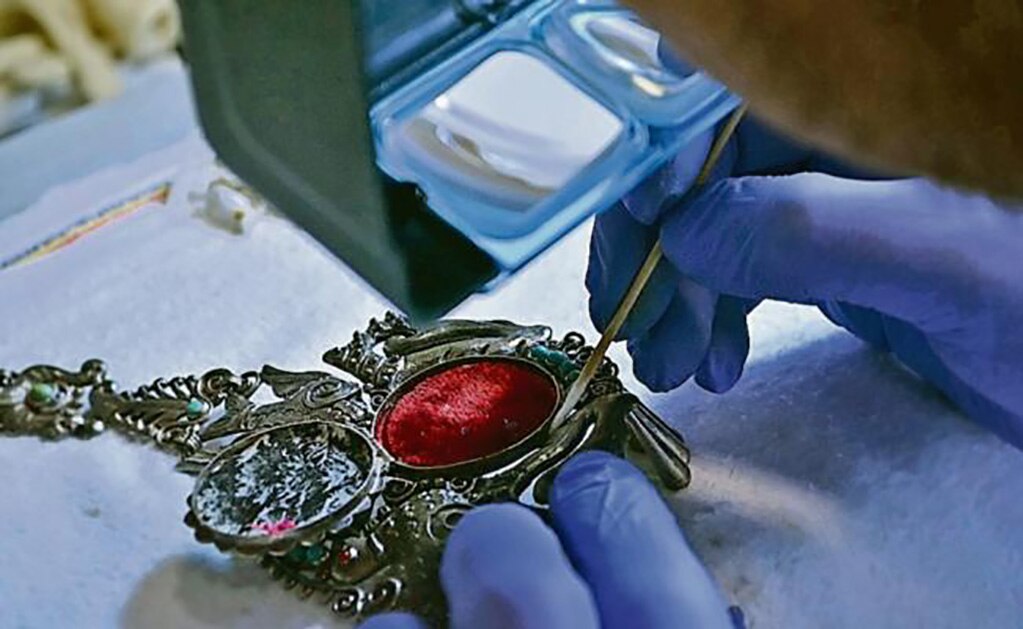 Frida Kahlo: Making Her Self Up mostrará objetos que le dieron identidad a la artista, como kits de maquillaje, el lápiz Ebony que usaba para marcar sus cejas, su lápiz labial favorito, Revlon’s Everything’s Rosy y un barniz de uñas rojo. Foto: CORTESÍA