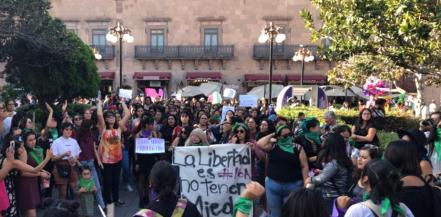  “Me cuidan mis amigas, no la policía”; reclamen mujeres en #BrillanteadaSLP