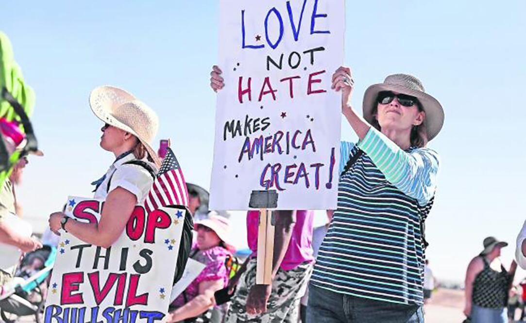 Activistas y ciudadanos realizan una protesta contra la política migratoria de la Casa Blanca afuera del campamento para niños indocumentados en Tornillo, Texas (JOE RAEDLE. AFP)