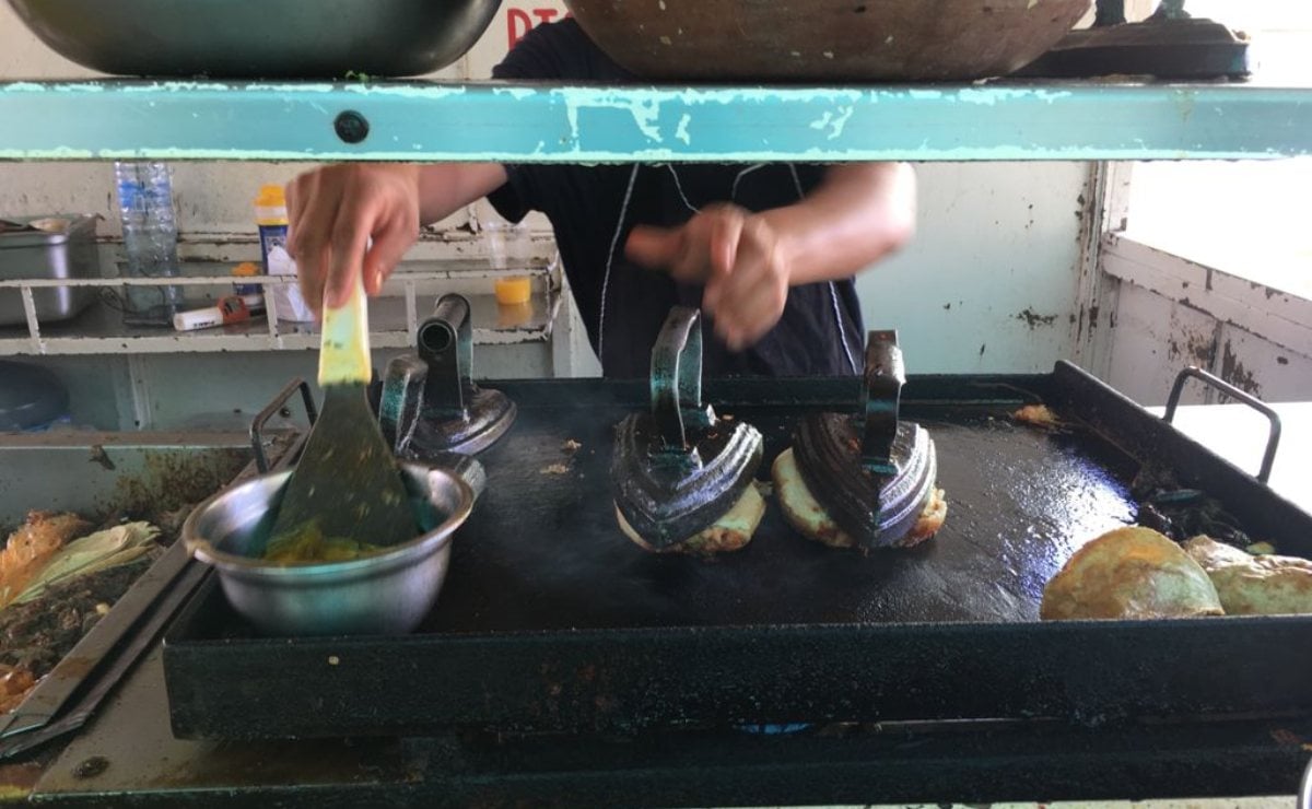 Estos potosinos doran los panes de las tortas que venden ¡usando planchas de hierro!