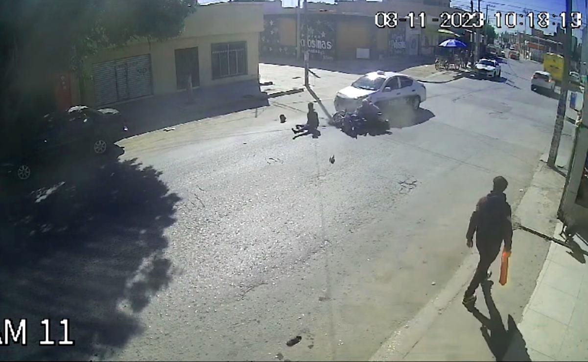 Taxi embiste a motociclistas con menor en brazos en la capital de SLP. Foto: Captura de video