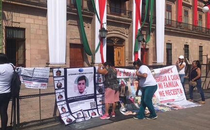 Familiares de personas desaparecidas colocan tendedero de ausentes en el Palacio de Gobierno de SLP