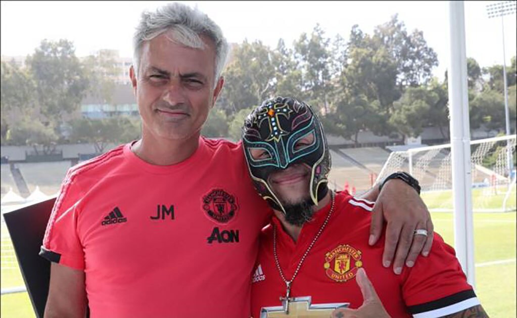 Rey Misterio visita al Manchester United