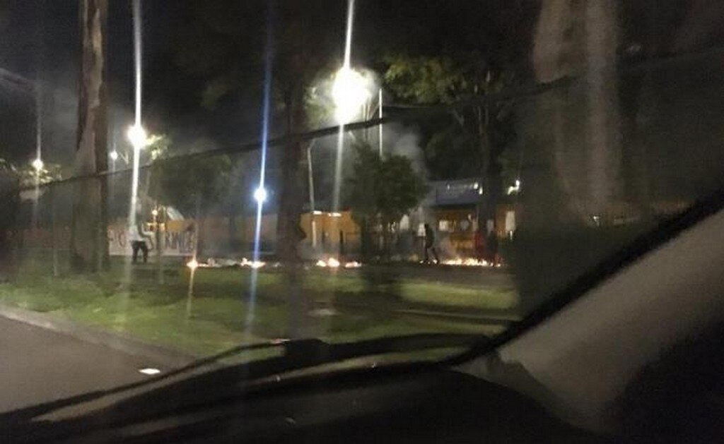 Encapuchados quemaron llantas afuera del CCH Azcapotzalco. Foto tomada de @acid_9000