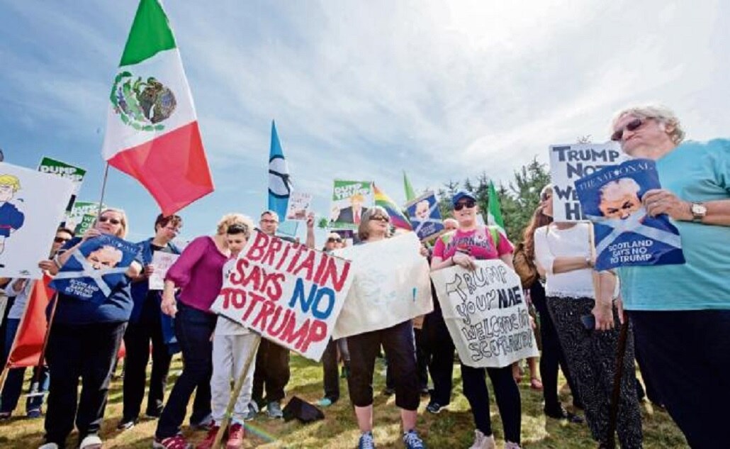 Un grupo de manifestantes expresa su rechazo al presidente de EU, Donald Trump, en los límites del campo de golf Trump Turnebrry, la propiedad que tiene el magnate cerca de Aberdeen, en Escocia . (MICHAL WACHUCIK. AFP)