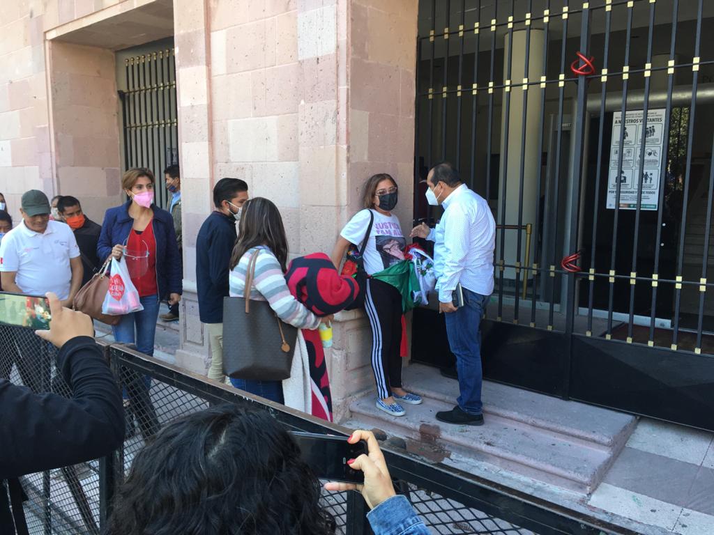 Madre de joven asesinado se amarra y lanza consignas frente a Congreso de SLP; exige justicia