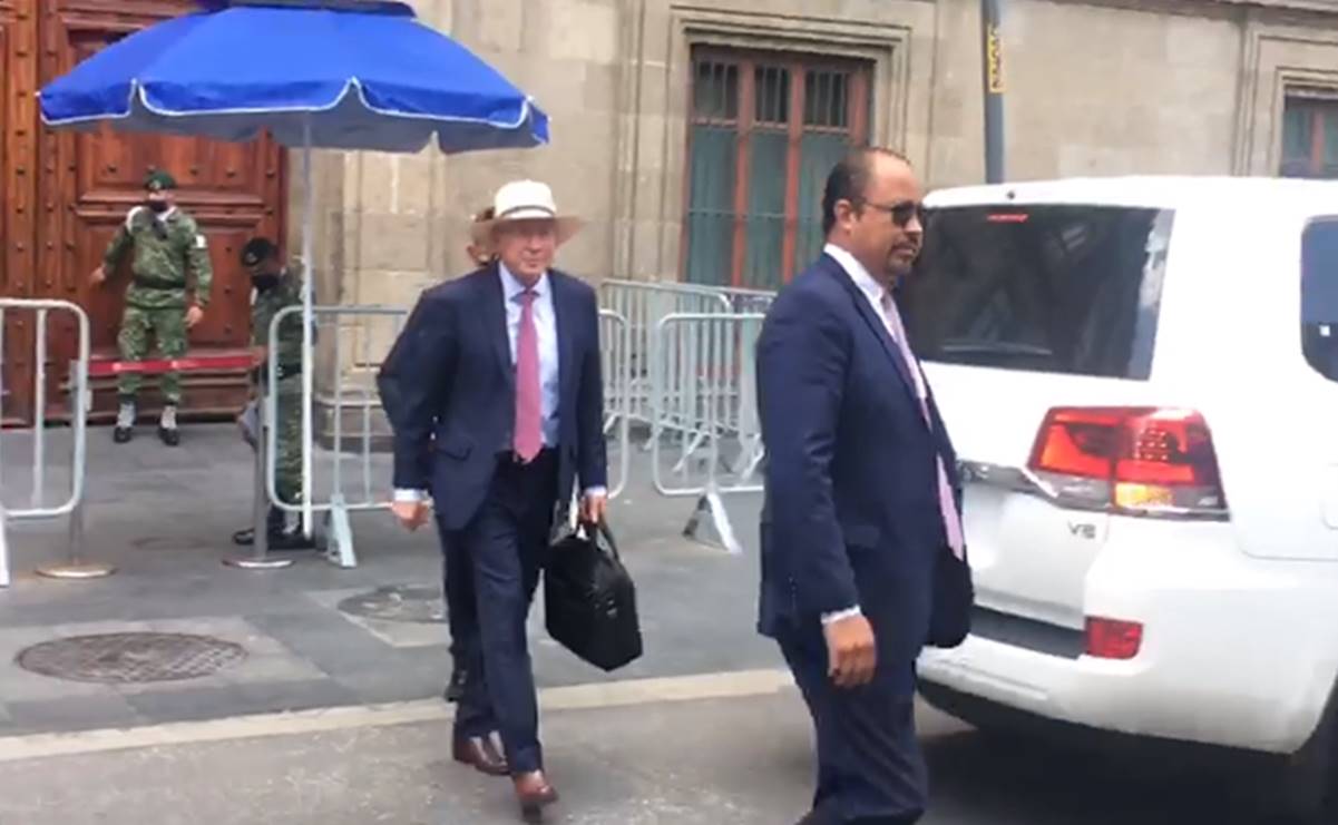 Ken Salazar visita a AMLO un día antes de que defina su asistencia a la Cumbre de las Américas