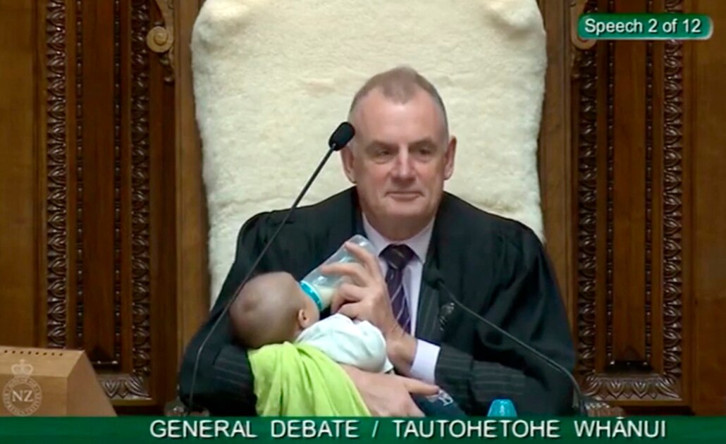 Presidente del Parlamento de Nueva Zelanda da biberón a un bebé durante sesión