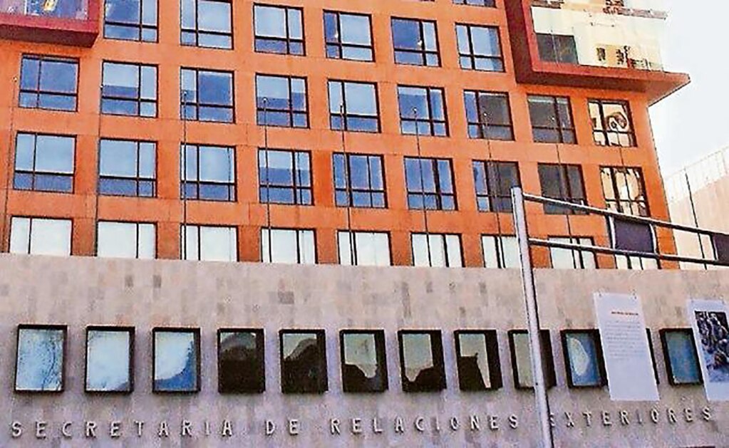 Diplomáticos en retiro buscan ser reincorporados