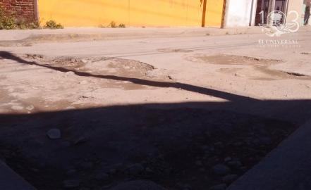 Avenida Mexquitic se convirtió en zona de baches, denuncian vecinos