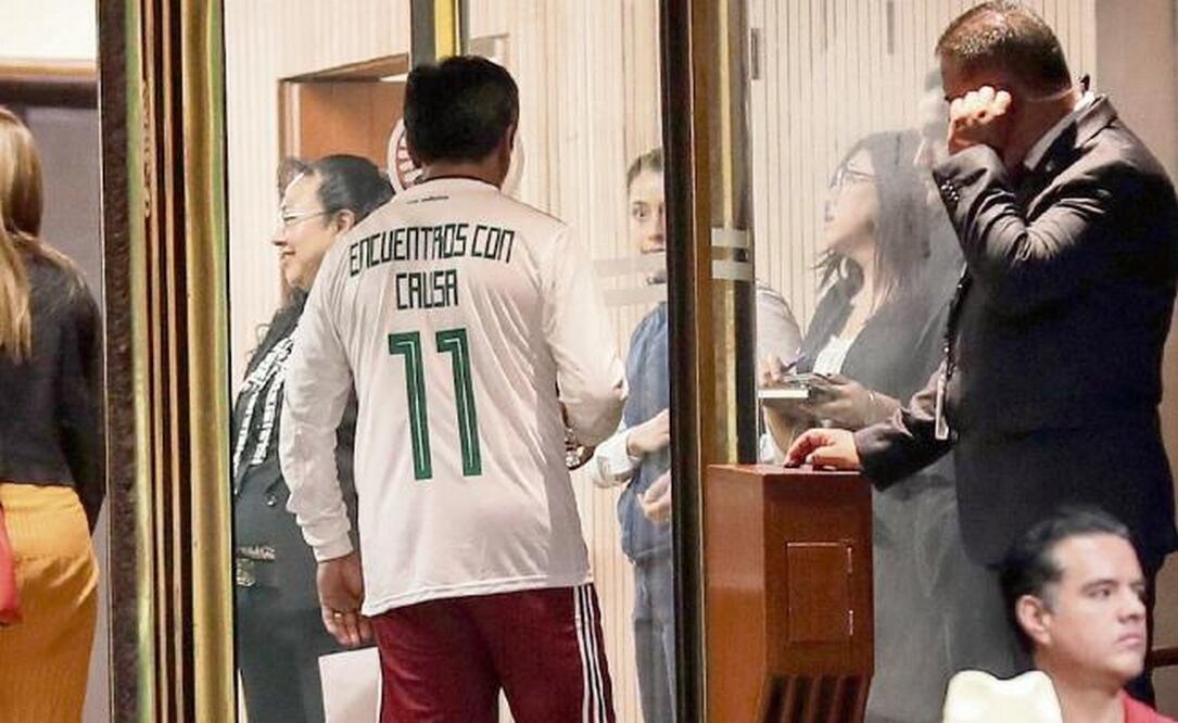 El diputado Francisco Saldívar Camacho (PES), con indumentaria deportiva, a su entrada al salón de sesiones. Foto: JUAN CARLOS REYES. EL UNIVERSAL