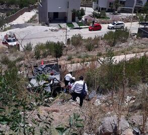 Tractocamión cae a barranco en fracc. Monterra