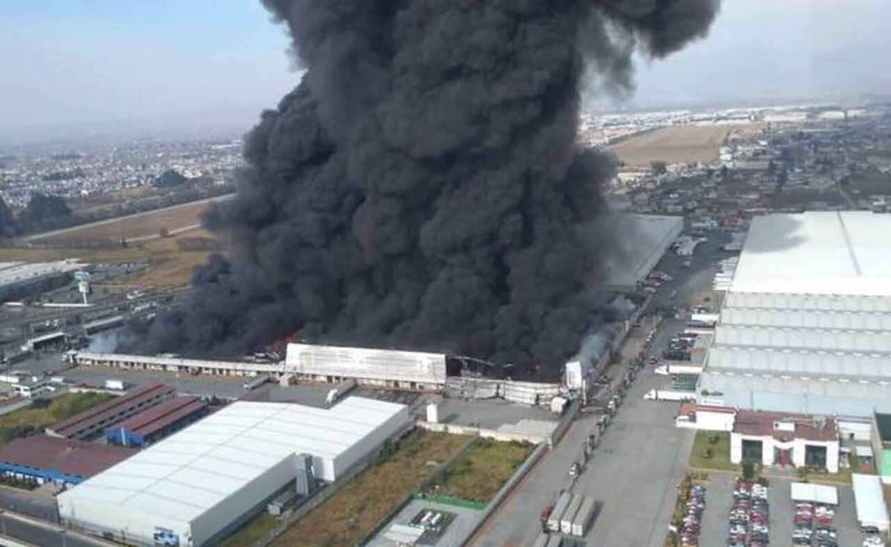  Se registra incendio en bodega de Toluca; columnas de humo alcanzan los 100 metros