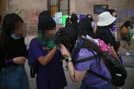 Exigen disculpa pública a UASLP y gobierno estatal por uso de químico en marcha del 8M