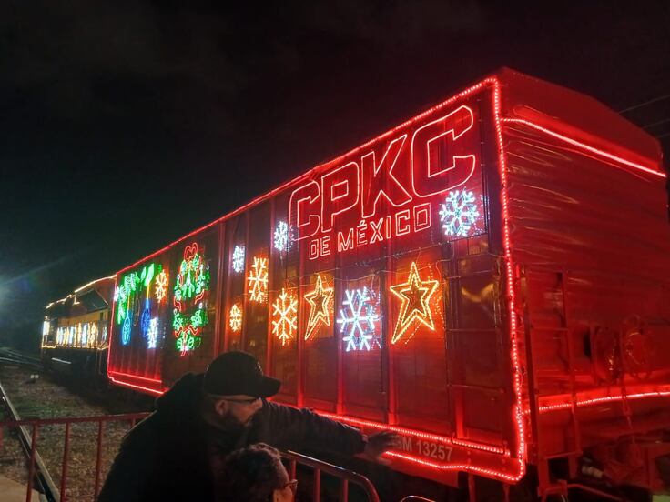 Tren navideño ilumina con su magia a San Luis Potosí; aclaran que no es el Expreso Polar 