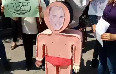 Mujeres protestan en Plaza de Armas contra Ricardo del Sol; abusó de su asesora, acusan