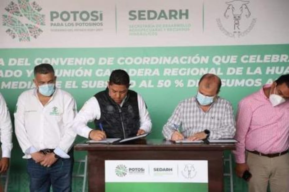 "El límite lo ponen ustedes", dice Gallardo a ganaderos al entregar apoyos económicos e insumos para el ganado