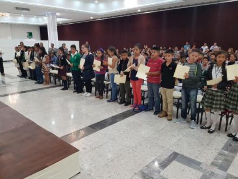 Abanderan a ganadores de la Olimpiada del Conocimiento Infantil 2018