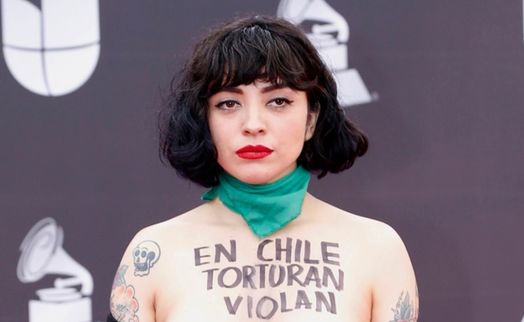 Mon Laferte desde que inició el problema en Chile, se ha manifestado en contra del gobierno de  Sebastián Piñera. Foto: AP