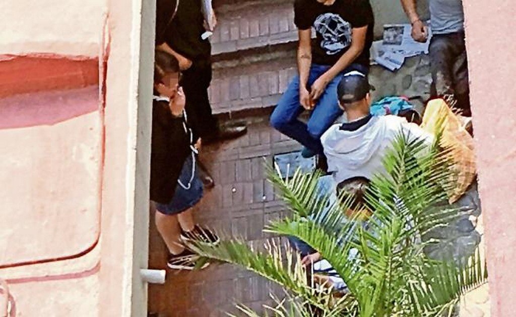 Un hombre de alrededor de 40 años y dos más se han instalado frente a la Biblioteca Central para vender estupefacientes (FOTOS: EL UNIVERSAL)