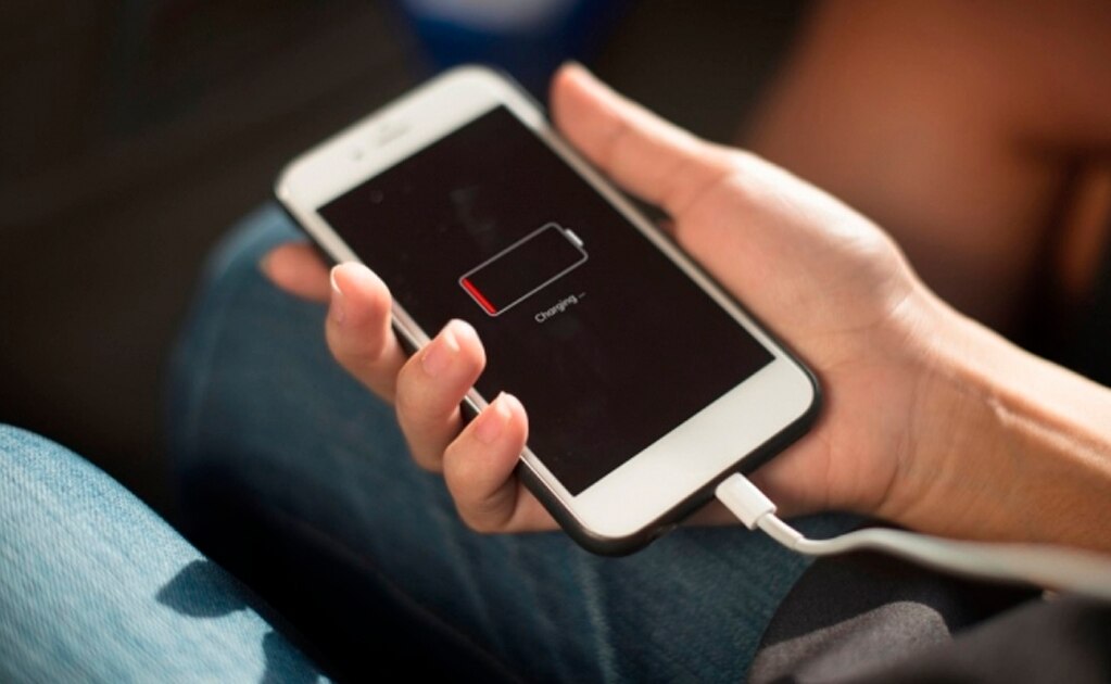 Philips se posiciona en el mercado móvil con la batería de celular de larga duración./PEXELS