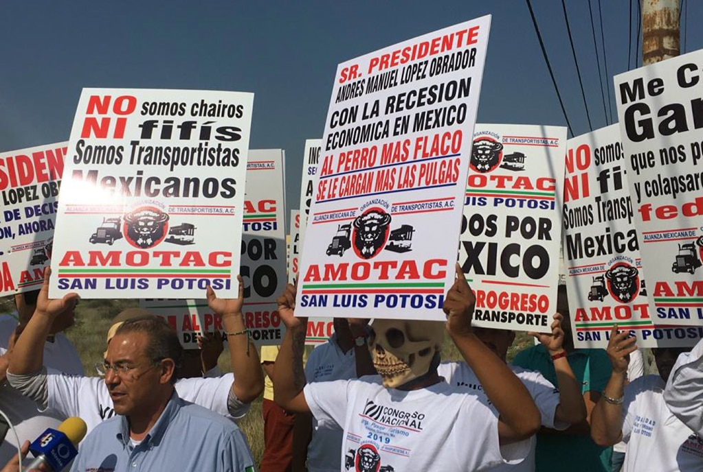 400 transportistas en SLP se suman a paro nacional