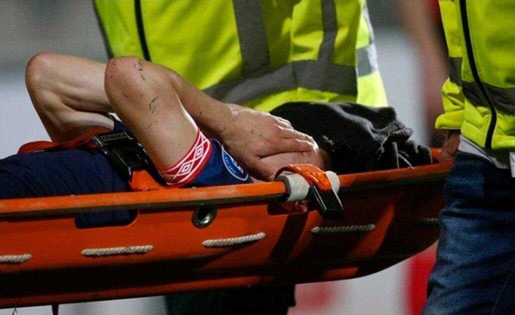 La dura entrada que lesionó a Hirving Lozano en Holanda