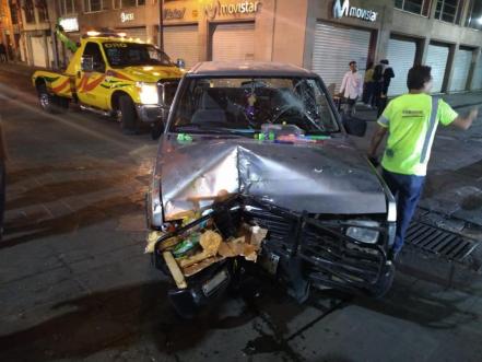 Mujer choca contra puesto ambulante en Centro Histórico
