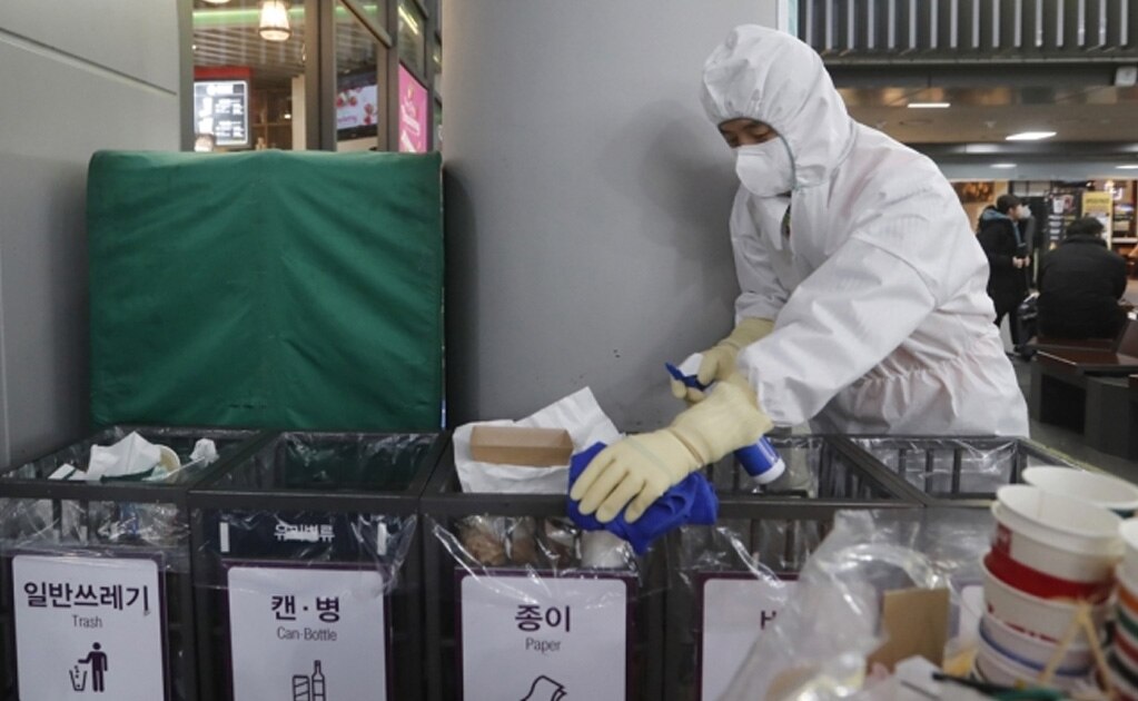Un empleado trabaja para prevenir el nuevo coronavirus en la estación Suseo en Seúl, Corea del Sur.