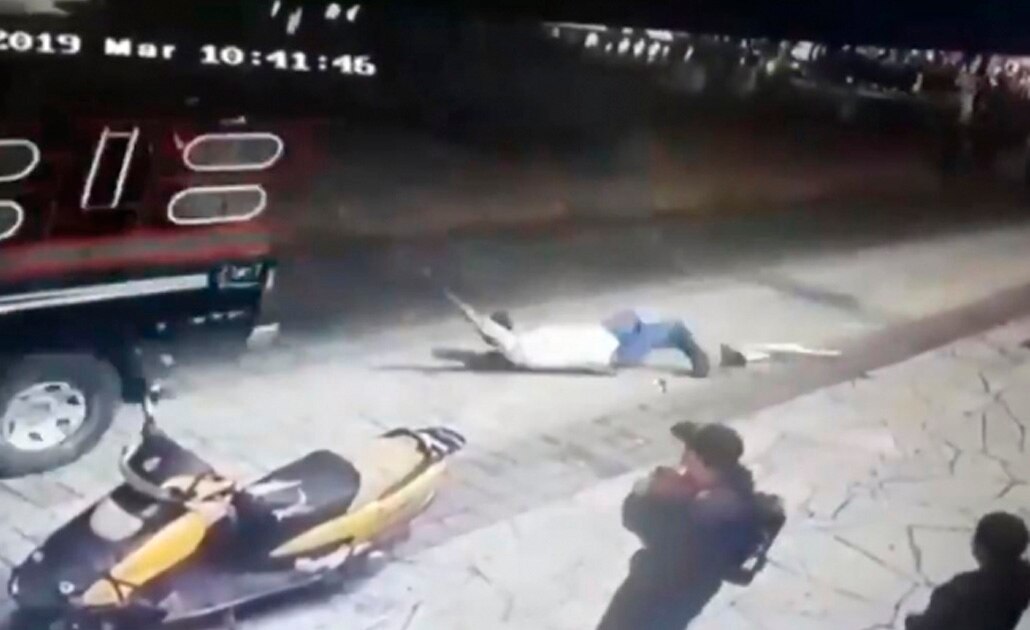 (VIDEO) Amarran y arrastran desde una camioneta a alcalde en Chiapas