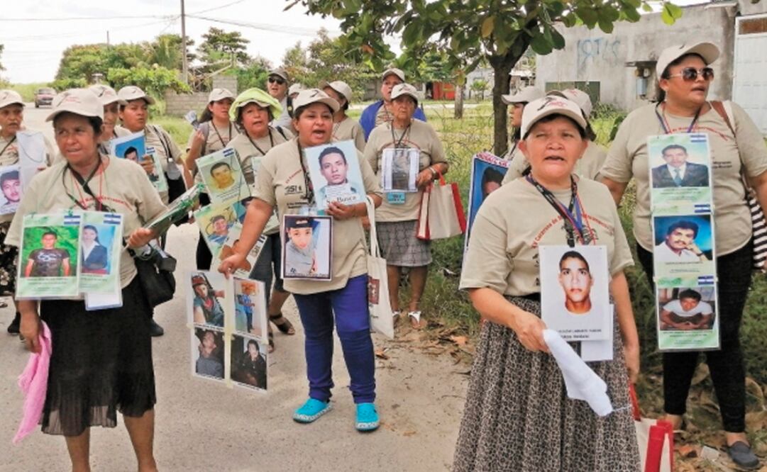 La Caravana de Madres Centroamericanas salió ayer del municipio de Huixtla con las fotos de sus desaparecidos colgadas en el pecho y en la espalda, en busca de pistas para localizar a sus hijos. Foto: MA. DE JESÚS PETERS. EL UNIVERSAL