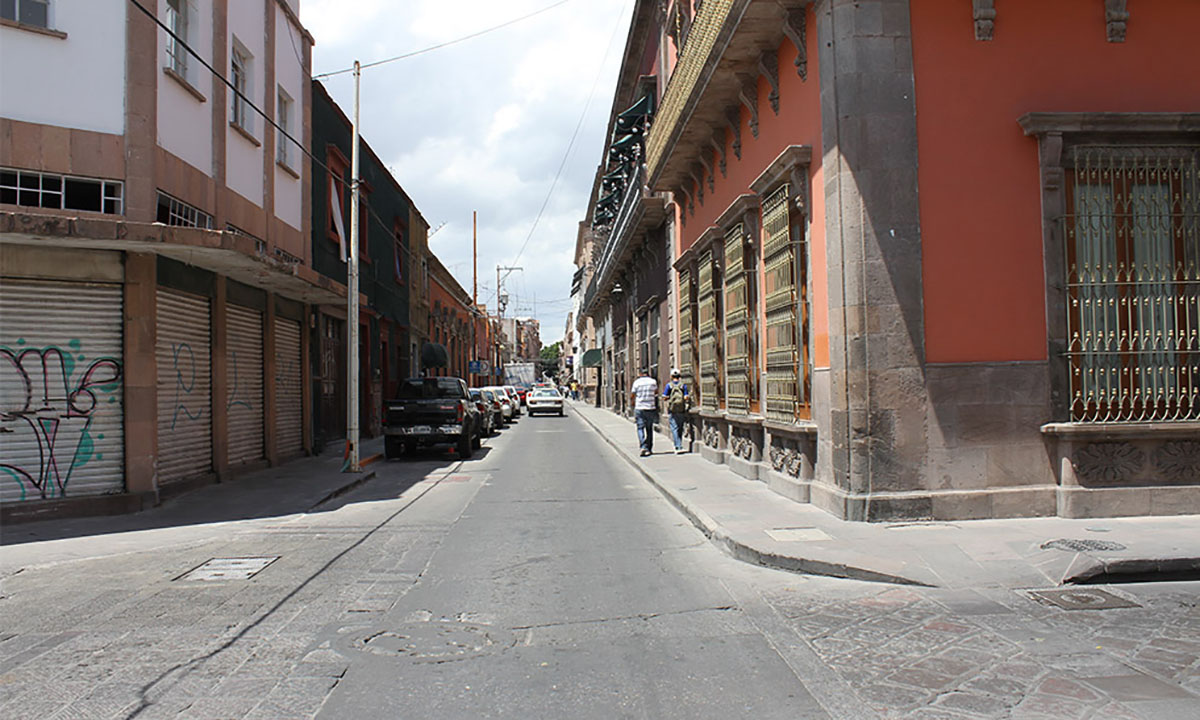 Automovilistas se estacionan en calles cerradas