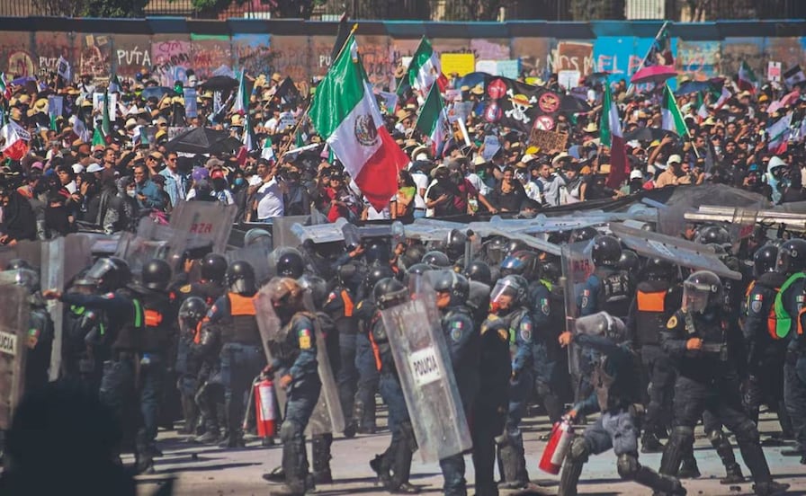 Crónica: Protestan entre sombreros, Generación Z y petardos