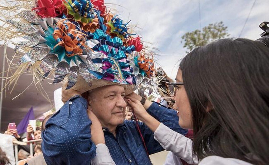 Pide AMLO a Cienfuegos: trabaje y deje politiquería