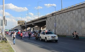 Marcha de trabajadores del IMSS recorre la capital potosina; tránsito se ve parcialmente afectado