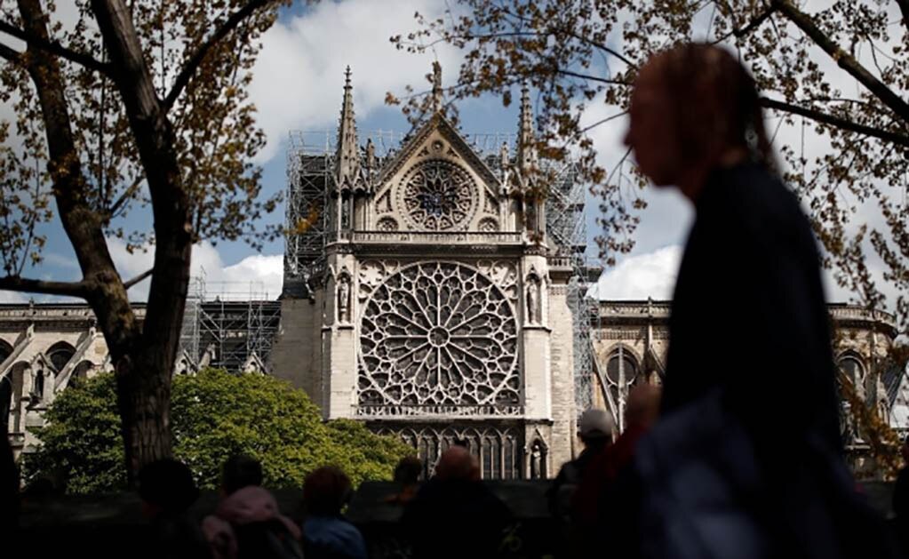 ¿Un extraño paseante en pleno incendio en Notre Dame?