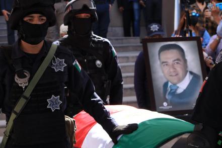 Policías se congregan para dar último adiós a Aran Jazel, agente asesinado durante enfrentamiento en Cerritos