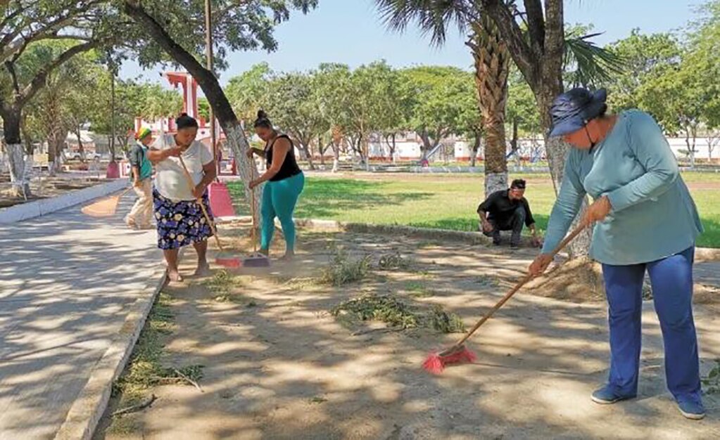 Reciben migrantes casi 5 mil pesos al mes por limpiar espacios públicos en Oaxaca