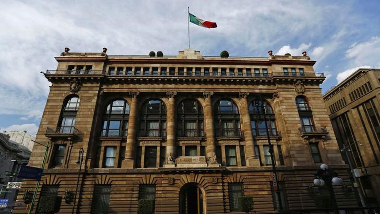 Falta regulación para atacar hackeo a bancos: Banxico