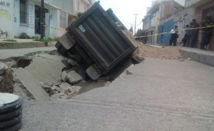 Camión de volteo se hunde en colonia La Victoria