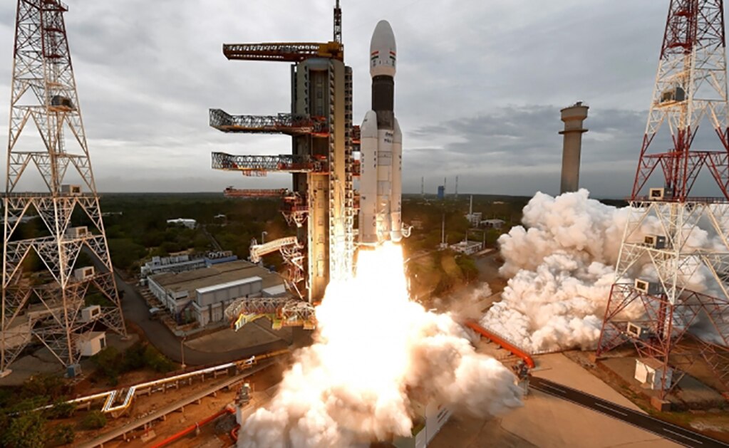 Lanza India con éxito su misión al inexplorado polo sur de la Luna