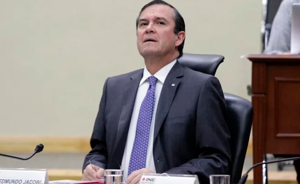 Juez permite que secretario del INE mantenga salario mayor que AMLO